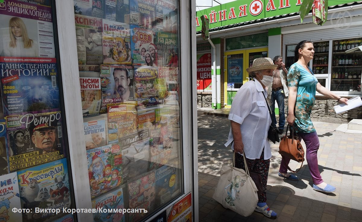 В Екатеринбурге планируют убирать киоски спустя сутки после уведомления о сносе. Как рассказал директор департамента потребительского рынка мэрии Максим Чаплыгин, власти Екатеринбурга намерены сократить сроки добровольного демонтажа нелегальных киосков с пяти дней до 24 часов после извещения о сносе нестационарных торговых объектов.  Время на добровольный снос торговых палаток и передвижных мобильных объектов также предлагается сократить до трех часов.