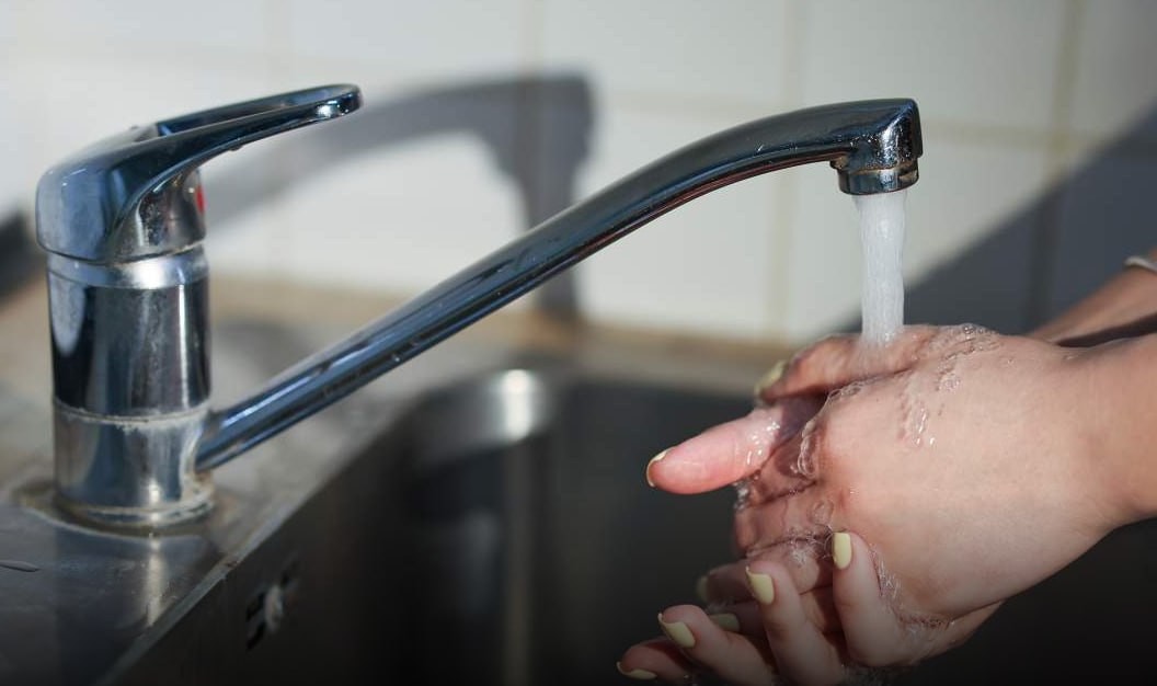 Тепловые сети в некоторых городах страны изношены на 70 при этом темпы их обновления почти вдвое отстают от плановых показателей В настоящее время ежегодно заменяется всего 2 2 сетей вместо 5 заложенных в Стратегии развития жилищно коммунального хозяйства Это повышает риск коммунальных аварий и требует дополнительных инвестиций в модернизацию теплосетей отмечают эксперты jkinvest news jkinvest