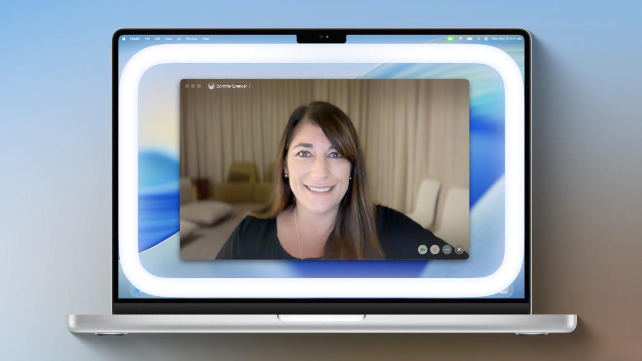 Mac можно будет использовать как кольцевую лампу для видеозвонков Apple выпустила macOS 26 2 beta 2 В ней появилась функция под названием Edge Light видеоэффект который имитирует использование кольцевой подсветки во время видеозвонков Edge Light умеет распознавать лицо рост и положение человека в кадре чтобы обеспечить более точное освещение Функция будет работать как в FaceTime так и например в Zoom Rozetked Plus