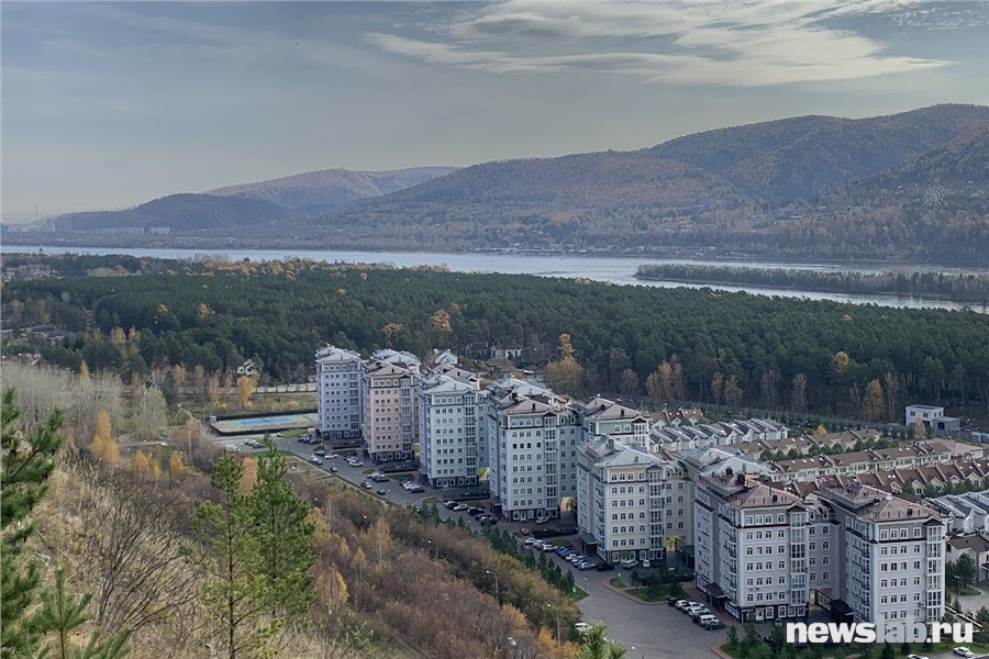 Неспешный ноябрь: прогноз погоды в Красноярске на месяц  Октябрь решил удивить красноярцев своей «обычностью» — осадков выпало ровно столько, сколько бывает в среднем  42 мм , температура тоже оказалась в «норме»  3 °С при норме 2,3 °С . В целом, по ощущениям, месяц был достаточно комфортным. Ноябрь же в наших широтах — уже настоящая зима. Смотрим, что обещают синоптики.  Температурные «провалы» и репетиция зимы