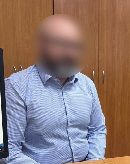 Экс-сотрудник екатеринбургского вуза предстанет перед судом за получение взяток от студентов По данным следствия, бывший сотрудник вуза получал деньги от студентов за ликвидацию «хвостов» и проставление положительных оценок без сдачи экзаменов. «Он обвиняется в совершении трёх эпизодов ч. 3 ст. 290 УК РФ получение взятки в виде денег за незаконные действия », — сообщили в СУ СК России по Свердловской области. Дело передано в суд. Следственный комитет по Свердловской области