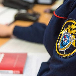Останки человека нашли в лесном массиве в Бурятии Предположительно, они могут принадлежать ученому, пропавшему на территории республики в 2009 году. После их обнаружения у села Новый Энхалук 14 мая началась доследственная проверка. Речь может идти о человеке, который участвовал в научной конференции в Улан-Удэ. После мероприятия группу, включающую ученого, отвезли на турбазу в Новый Энхалук. Мужчина покинул ее территорию и углубился в лес, после чего бесследно исчез. На тот момент пропавшему было 72 года. Рядом с обнаруженными останками лежала куртка, схожая с описанием одежды, в которой находился ученый. Также обнаружился мобильный телефон, совпадающий с телефоном мужчины по техническим характеристикам. Сейчас решается вопрос о проведении молекулярно-генетического исследования для идентификации останков. Устанавливается полная картина происшествия.