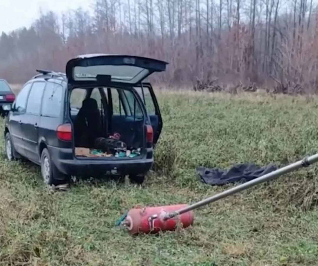 Новости белорусского авиастроения    В Поставском районе, в 14 километрах от литовской границы, задержали трёх беларусов. При себе у мужчин был беспилотник самолетного типа кустарного производства, средства для его запуска и ноутбук.