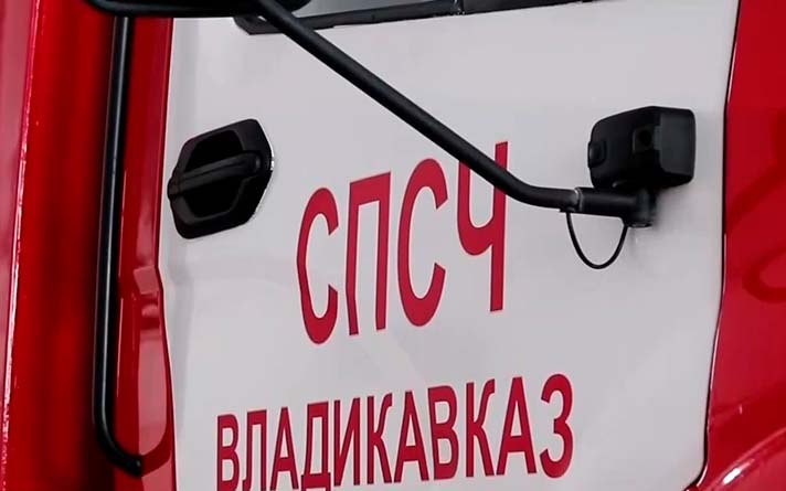  Учащимся Северо-Кавказского суворовского военного училища провели экскурсию в пожарно-спасательную часть. Они посетили территорию подразделения, где смогли увидеть пожарную технику и снаряжение. А еще ознакомились с бытом огнеборцев и условиями их службы. Ребятам даже разрешили примерить на себя роль водителя пожарной машины и сделать памятные фотографии. Во время экскурсии сотрудники провели инструктаж для детей и их педагогов, объяснили основные правила пожарной безопасности и методы использования первичных средств тушения. Отметим, его провели в рамках акции «Мои безопасные каникулы» к 35-летию МЧС России.
