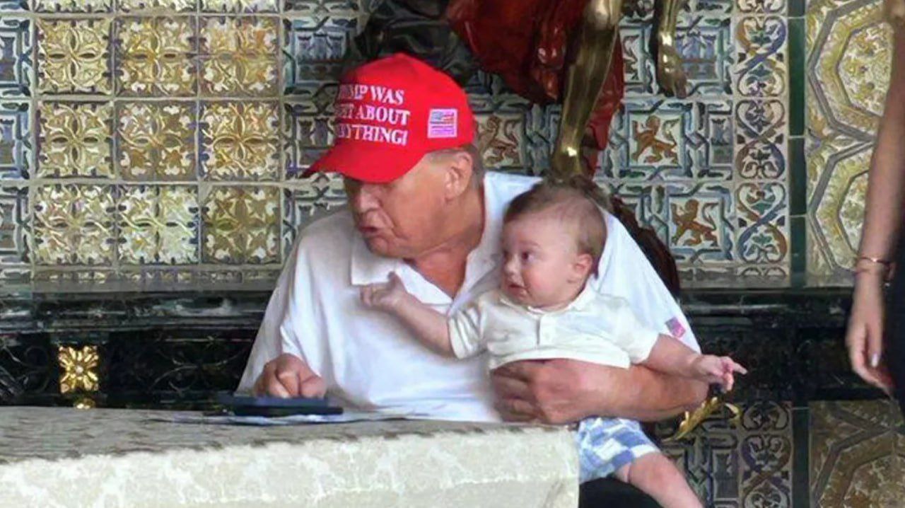 Младшая дочь Трампа показала его фото с внуком Тиффани Трамп опубликовала в соцсети X семейное фото на котором ее отец президент США Дональд Трамп запечатлен вместе со своим внуком Александром Дедушка и Александр усердно работают подписала она На снимке Дональд Трамп сидит за столом с ребенком на коленях и смотрит в экран своего телефона На президенте его фирменная кепка красная кепка Трамп был прав во всем Малыш же держит дедушку за воротник и надувает губы  Канал n w order