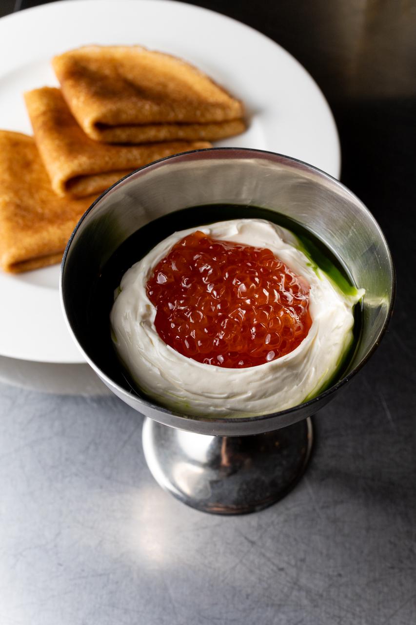 масленица С 16 по 22 февраля в Remy Kitchen Bakery отмечают Масленицу специальным меню от бренд шефа Руслана Полякова В центре авторские блины от классических до более изысканных сочетаний В списке варианты с авокадо и лососем курицей или говядиной блинчики Креп Сюзетт и блинный торт тирамису После того как начали открываться новые точки с приятным мне дизайном я проект полюбил поэтому если и выбирать блины я точно за версию с красной икрой и так чтобы большой ложкой накладывать