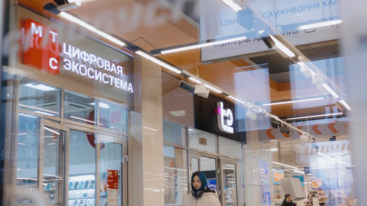 МТС налево T2 направо Операторы объявили о запуске формата совместных салонов на одной площади Это позволит сократить операционные затраты Первый гибридный офис уже открылся в Кирове а всего планируется запустить 100 таких точек rozetked me news 42324