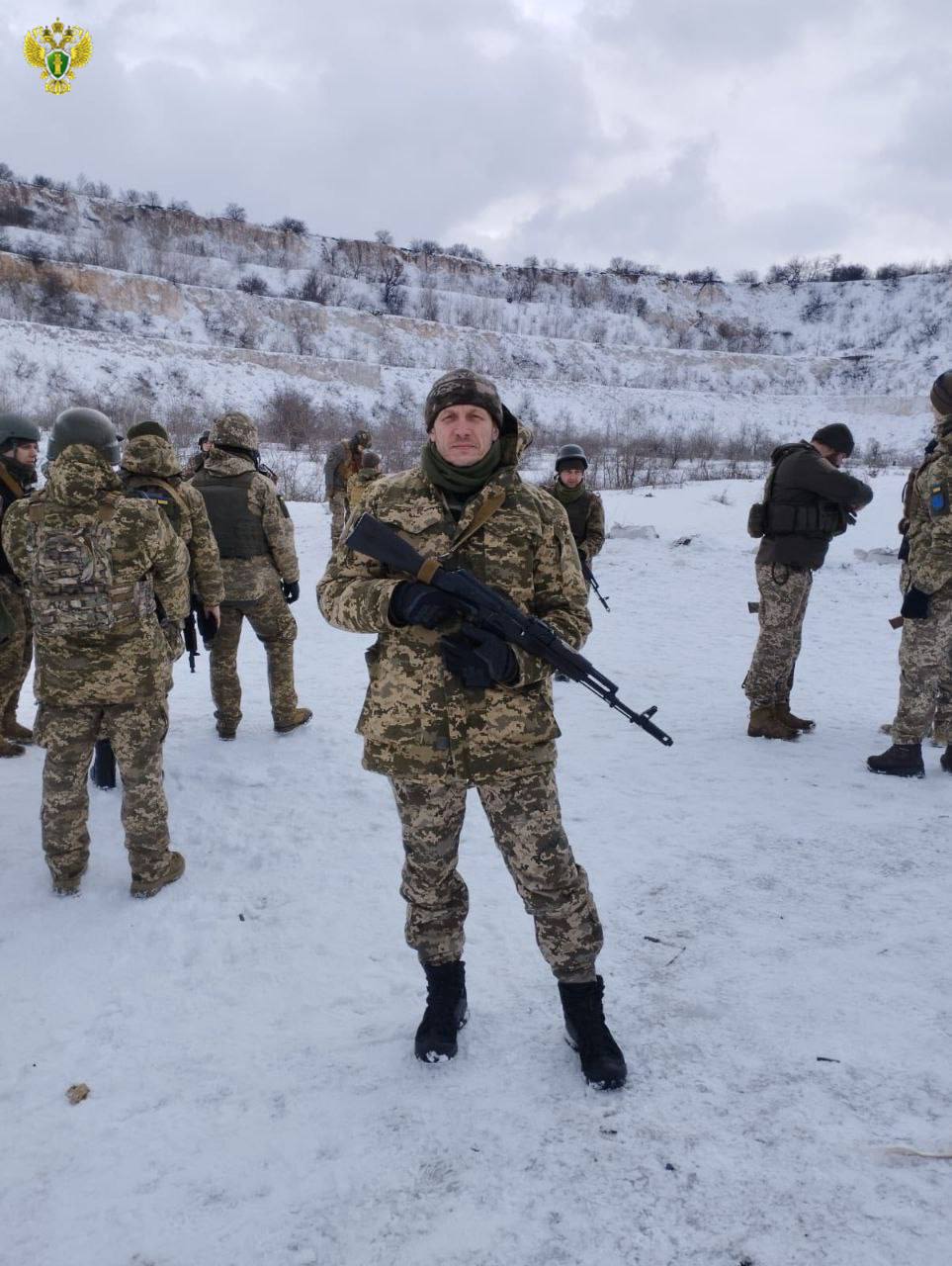 Бывший адвокат из Ялты Виталий Хоменко, завербованный службой безопасности Украины, передавал сведения о сотрудниках правоохранительных органов России, проходивших службу на территории Крыма, и воевал на стороне ВСУ. Суд заочно приговорил его к 18 годам колонии.  Подробнее – на сайте Генпрокуратуры России.