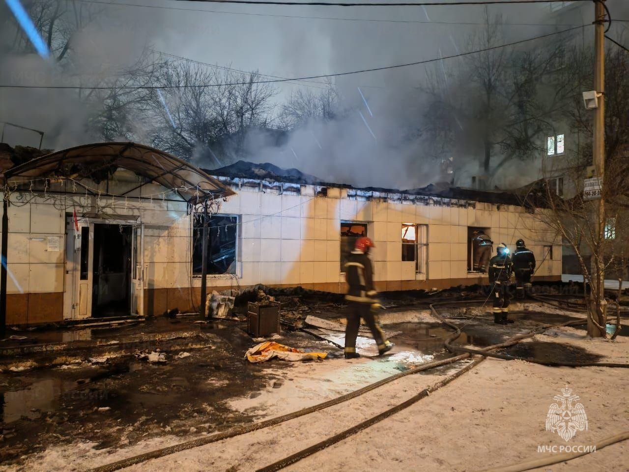 В Красноярске сгорел магазин смешанных товаров на площади 1 тыс. кв. м.   Пострадавших нет. На данный момент возгорание локализовано. На месте работали 31 спасатель и восемь единиц техники, сообщили в МЧС региона.  Фото: МЧС по Красноярскому краю   Подписывайтесь на «Ъ-Сибирь»