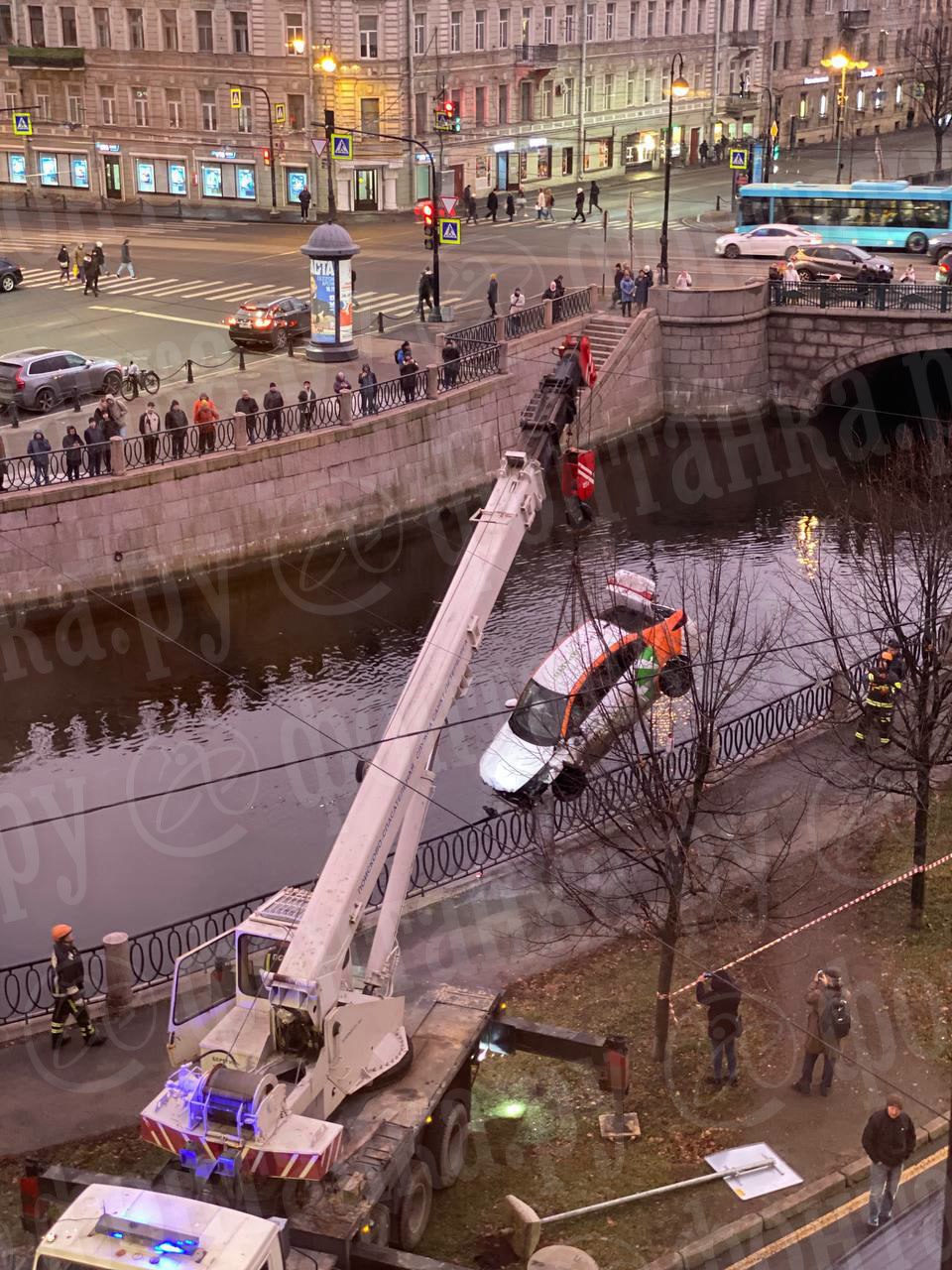 Затонувший в Карповке каршеринг успешно достали. Оказалось, автомобиль оказался под водой сегодня около двух часов ночи.   В полиции нам рассказали, что мужчина не справился с управлением, все же въехал в ограждение, а каршеринг опрокинулся в реку.   Никто не погиб и не пострадал. Водитель же выплыл самостоятельно.