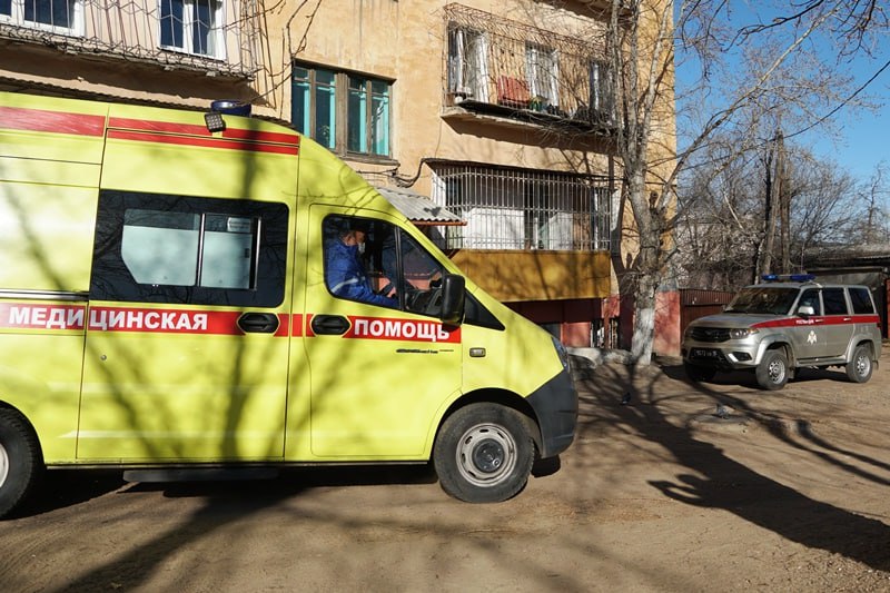 Испугавшись укола улан удэнец сломал в скорой помощи кардиограф Пьяный пациент в Улан Удэ разбил кардиограф врачей скорой помощи которые приехали к нему по вызову Такая реакция мужчины случилась из за того что он панически боится уколов Врачам пришлось воспользоваться кнопкой тревожной сигнализации установленной в автомобиле скорой и вызывать Росгвардию Бурятия Подробнее в Номер один Сообщить нам свою новость можно по кнопке Письмо в редакцию