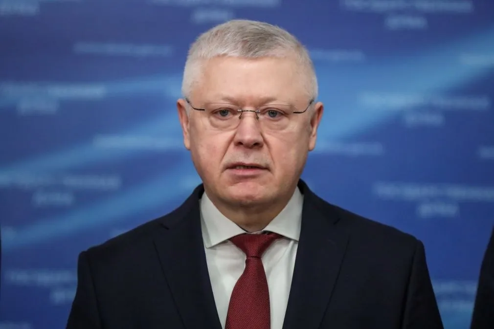Единая Россия обеспечила бесплатный проезд близких сотрудников Росгвардии к месту их лечения Принятый Госдумой в третьем чтении закон призван ввести дополнительные меры поддержки для семей таких сотрудников участвующих в СВО Речь идет о предоставлении родственникам сотрудников Росгвардии имеющих специальное звание полиции право на бесплатный проезд к месту его лечения и обратно если сотрудник получил тяжелое ранение контузию или серьезно болен пояснил председатель комитета Госдумы по безопасности и противодействию коррупции Василий Пискарев Такая норма напомнил парламентарий уже действует в отношении родственников военнослужащих и добровольцев Распространение ее на близких сотрудников Росгвардии участвующих в СВО является обоснованным и справедливым Подписывайтесь на нас в МАХ ergosdumaofficial