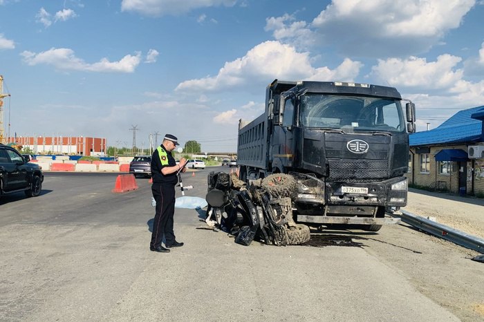 «Пятеро погибли». Всплеск смертельных аварий произошел в последний день весны в Свердловской области Всплеск смертельных аварий произошел в Свердловской области за последние сутки, сообщает региональная Госавтоинспекция в своем Telegram-канале. В результате ДТП пять человек погибли, 11, в том числе шесть несовершеннолетних, получили ранения. Череду смертей в ДТП, произошедших в субботу, 31 мая, открыл водитель грузового автомобиля FAW в поселке Косулино Белоярского района. В 16.17 водитель FAW, мужчина 1976 г. р., в нарушение правила проезда кругового движения выехал на встречную полосу и столкнулся со снегоболотоходом Blade. Водитель FAW пояснил, что не заметил знак «Круговое движение». В результате аварии водитель снегоболотохода, мужчина 1983 г. р., погиб на месте. На водителе был мотошлем, но полученные травмы оказались смертельными.