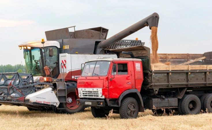 Российские власти разработали возможную модель работы зерновой биржи БРИКС рассказали РБК два источника знакомых с обсуждением вопроса Эта инициатива прорабатывается с партнерами по БРИКС с прошлого года Важность работы по созданию зерновой торговой платформы которая впоследствии может распространиться на другие сельскохозяйственные товары главы стран БРИКС подчеркивали по итогам прошедшего этим летом саммита в Рио де Жанейро К запуску площадки для торговли продукцией АПК может быть привлечен партнер из ОАЭ рассказали источники Что известно о концепции зерновой биржи в материале РБК Фото dentorson Shutterstock Читать РБК в Telegram