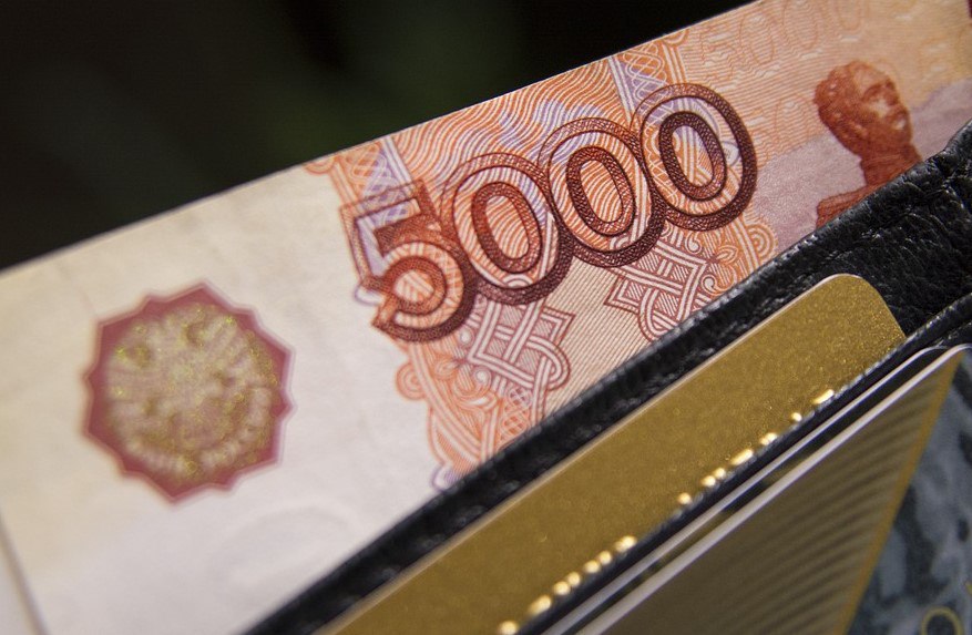 Предприятие в Кузбассе задолжало почти 250 работникам около 23 млн рублей В Кузбассе возбуждено уголовное дело о невыплате заработной платы работникам ООО Сибирская горнодобывающая компания Руководство предприятия с февраля по май 2025 года не выплачивало заработную плату 249 работникам организации общая сумма задолженности превысила 22 9 млн рублей сообщает Следственный комитет Наряду со сбором доказательств следствием проводится работа по возмещению ущерба причиненного преступлением В результате принятых мер удалось добиться полного погашения задолженности перед работниками организации рассказали в СК Вероятно речь идет о зарегистрированной в Новосибирске фирме которая находится в процессе банкротства Она принадлежит Александру Манухину По данным сервиса Rusprofile основной вид деятельности компании деятельность автомобильного грузового транспорта но кроме него в списке дополнительных есть добыча антрацита и угля Выручка в 2024 году составила 4 2 млрд рублей убыток 93 млн Подписаться Прислать новость Помочь бустами