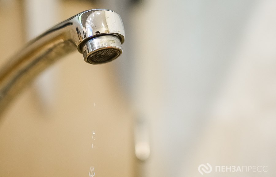 4 февраля около шести часов утра из за сильных морозов промерзания почвы и подвижек грунта произошел перелом чугунного водовода под проезжей частью в районе улицы Калинина 108Б в Пензе На период аварийно восстановительных работ временно отключили холодную воду в 38 домах малой этажности 26 двух и трехэтажных многоквартирных домах а также двух административных зданиях на улицах Калинина Краснова и Лобачевского Сейчас на участке идут земляные работы после чего дежурная бригада приступит к восстановлению целостности трубы Далее территорию благоустроят также будет устранена наледь penzapress пенза вода жкх отключения