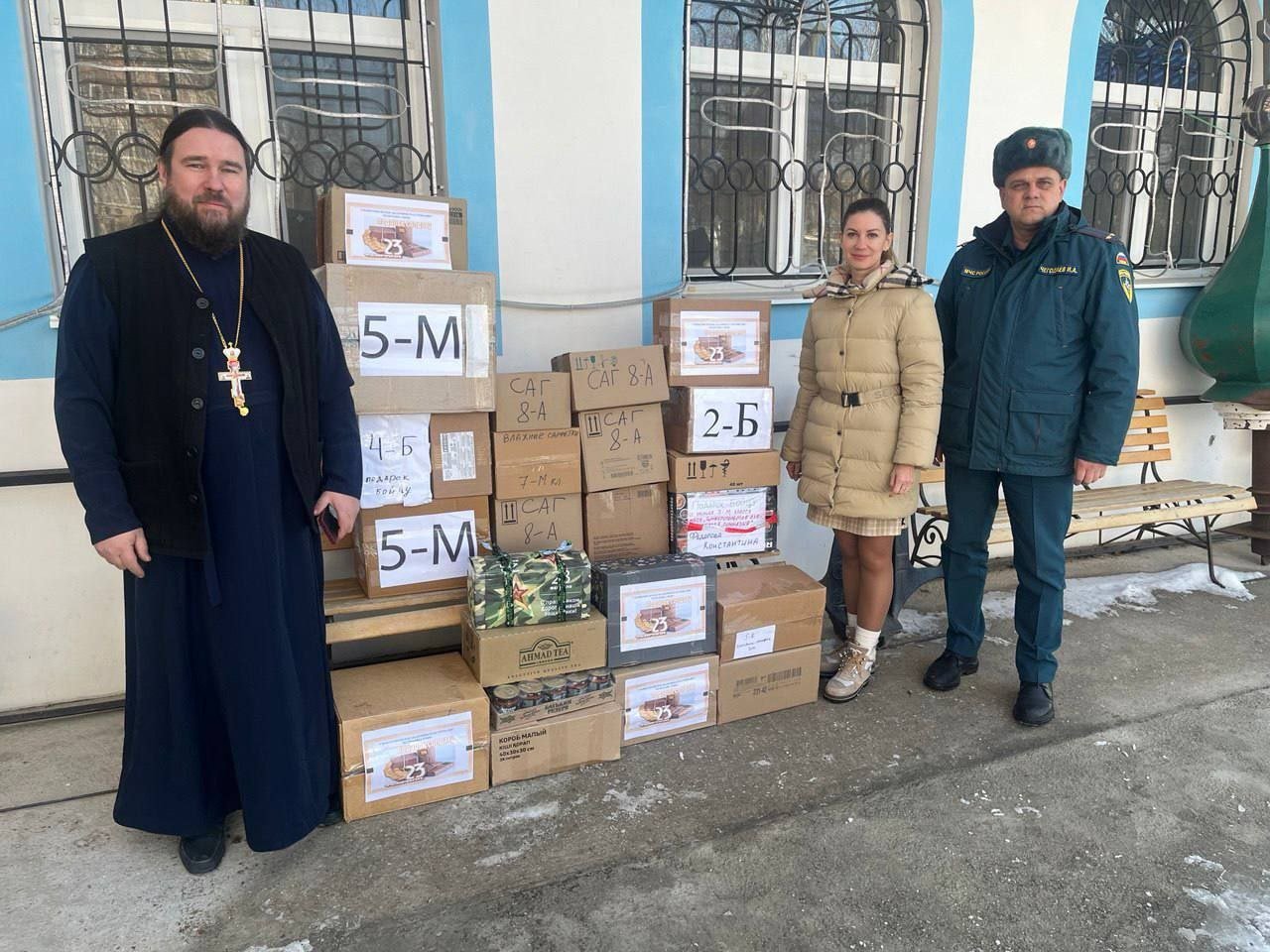 Родители и педагоги Симферопольской академической гимназии ко Дню защитника Отечества передали бойцам на передовую подарки и письма с пожеланиями  «Сотрудники Главного управления МЧС России по Республике Крым совместно с руководителем военного отдела Крымской митрополии, отцом Дмитрием Кротковым поддержали акцию, и подарки в ближайшее время будут доставлены нашим защитникам», – сообщили в администрации Симферополя.