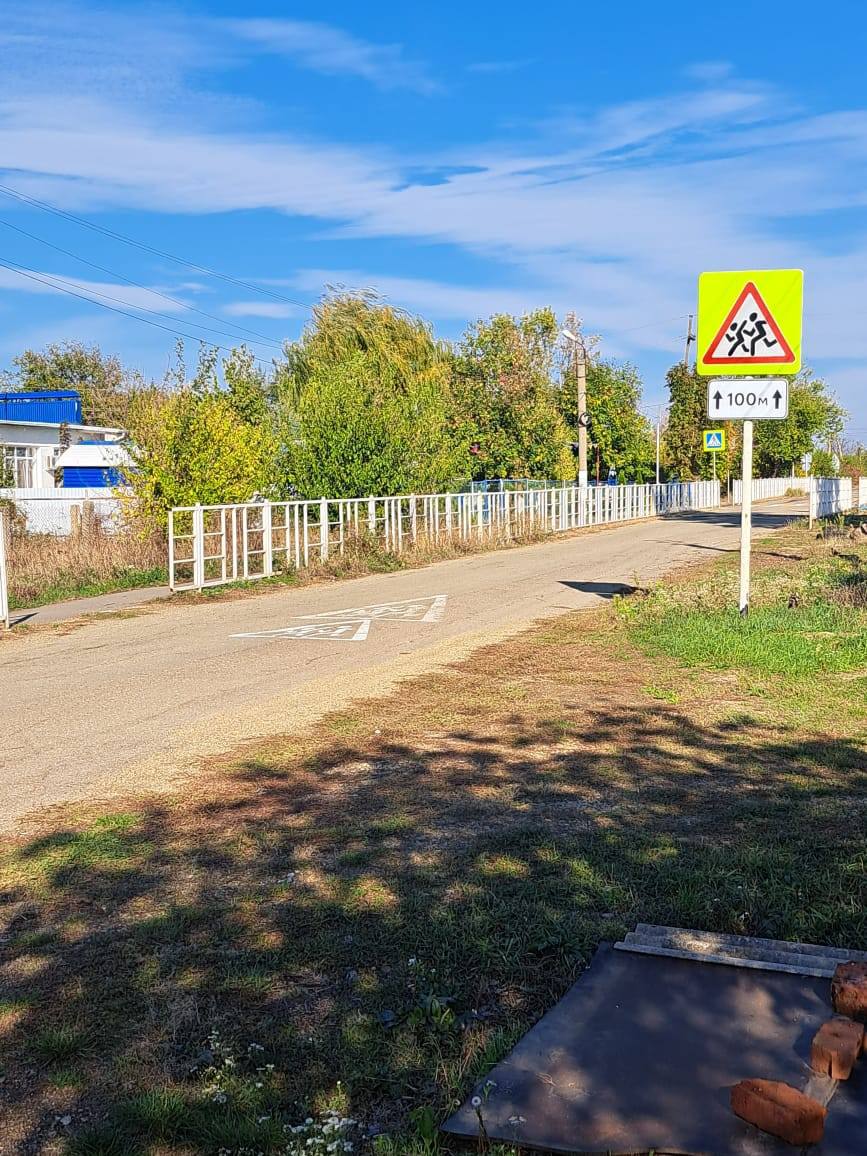 По инициативе прокуратуры Курганинского района устранены нарушения законодательства о безопасности дорожного движения    Прокуратура Курганинского провела проверку соблюдения законодательства о безопасности дорожного движения.  Установлено, что в пос. Северный, Курганинского района на ряде участков автомобильных дорог отсутствуют дорожные знаки, ограничена видимость ветвями деревьев, что создавало угрозу жизни и здоровью участников дорожного движения при проезде и проходу к социальным объектам и учреждениям.  В этой связи по иску прокуратуры района Курганинский районный суд обязал администрацию Безводного сельского поселения устранить выявленные нарушения.  В настоящее время решение суда исполнено, нарушения устранены.