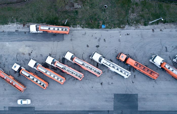 Выпадающие объемы производства автомобильного бензина из-за незапланированных ремонтных работ на НПЗ будут в ближайшие дни компенсированы, восстановительные работы на заводах ведутся ускоренными темпами, вводятся резервные установки первичной и вторичной переработки, увеличивается объем первичной переработки нефти и выпуск топлива на ряде НПЗ.Экономика06 августа 2025Минэнерго РФ отметило, что динамика цен на бензин чуть опережает инфляциюЧитать подробнееТакой комментарий распространило Минэнерго в связи с наблюдаемым повышенным спросом на бирже на бензин.Ведомство подчеркивает, что в условиях запрета экспорта бензина весь дополнительный объем предложения топлива будет направлен на внутренний рынок во все каналы реализации,