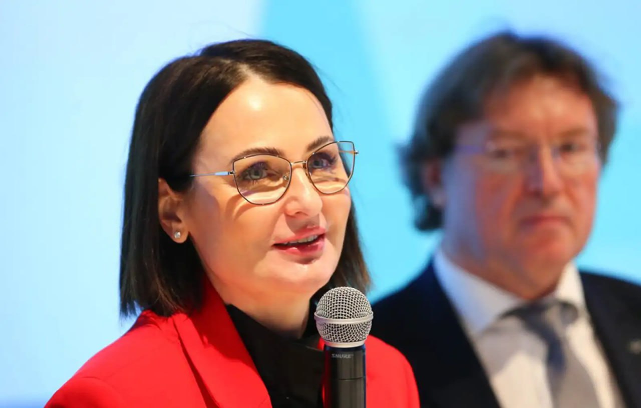 На фоне сразу двух вооружённых нападений на российские школы за день первый зампред комитета Государственной Думы по защите семьи вопросам отцовства материнства и детства Татьяна Буцкая рассказала Ридусу как может помочь в профилактике школьного насилия искусственный интеллект Нам надо что то делать с теми детьми которые уже находятся на грани и это видно Я считаю что искусственный интеллект уже может по сообщениям в соцсетях выявить тех детей которые пишут о своих намерениях это должен быть красный флаг по работе на уровне школы Можно выделить определённые сообщения в соцсетях как индикаторы риска показатели того что может дальше произойти трагедия сказала Буцкая Ридусу   www ridus ru n 783339 ridusnews