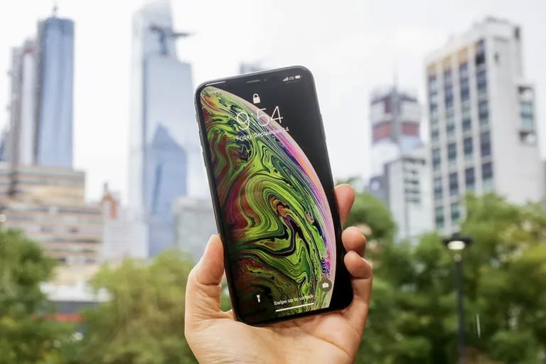 Apple добавила iPhone XS Max в список устаревших. Починить его больше нельзя.  Apple обновила список устаревших устройств и добавила в него iPhone 6s Plus и iPhone XS Max.  Устаревшими считаются гаджеты, которые были сняты с продажи 5 лет назад, но не более 7 лет. Apple продолжает их ремонтировать, только если запчасти есть в наличии, но заказать недостающие детали нельзя.  Спустя 7 лет девайсы попадают в список устройств, вышедших из эксплуатации. Они не подлежат никакому обслуживанию.  Apple