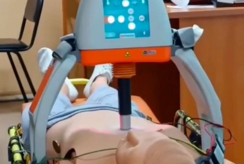 Медики скорой помощи в Петропавловске будут спасать сердечников с АРКА Новый аппарат реанимационный компрессионный автоматический АРКА появился у медиков скорой помощи Петропавловска Камчатского передаёт РАИ КАМЧАТКА ИНФОРМ Ранее таких в регионе не было Как сообщили в краевом минздраве аппарат необходим для проведения сердечно лёгочной реанимации Новое оборудование позволяет освободить руки медиков для выполнения других процедур например дефибрилляции или введения лекарств Транспортировка пациента становится более безопасной а шансы на выживание повышаются рассказали на станции скорой медицинской помощи Читать на сайте