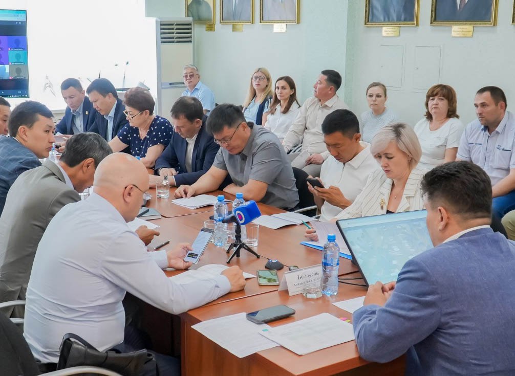В столице Бурятии прошло заседание рабочей группы по исполнению наказов избирателей депутатам горсовета Улан-Удэ. Члены рабочей группы рассмотрели изменения, которые планируется внести в перечень наказов на 2025 год. Как рассказали в горсовете, всего будет внесено 70 изменений по 18 округам. Изменения касались работ по благоустройству, а именно уточнения сроков проведения работ по установке и строительству спортивных площадок, ливневых канализаций и лестниц, а также проведению отсыпки и грейдирования улиц. Все пожелания и замечания депутатов главные распорядители бюджетных средств учли.