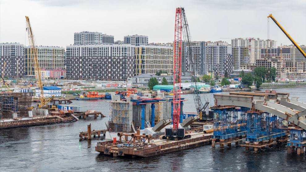На Большом Смоленском мосту началась подготовка к монтажу уникальных цилиндров разводного механизма Все восемь гидроцилиндров были изготовлены на Обуховском заводе и доставлены на строительную площадку. В настоящий момент специалисты бетонируют элементы пятой опоры конструкции, чтобы смонтировать половину новых устройств. Вторая часть цилиндров будет установлена на шестой опоре моста в августе. «Отечественные гидроцилиндры Петербург впервые заказал на Обуховском заводе для Биржевого моста. В 2022 году они стали примером успешного импортозамещения продукции из Германии», — поделился губернатор Александр Беглов. Градоначальник отметил, что за три года эксплуатации цилиндры не вызвали никаких нареканий. И сейчас Обуховский завод снова изготовил уникальные, более мощные цилиндры, но уже для Большого Смоленского моста. Фото: Администрация Санкт-Петербурга Вечерний Санкт-Петербург