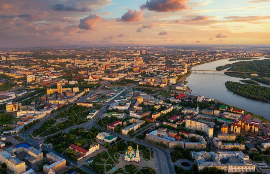 В Омске третий день подряд зафиксировали выбросы сероводорода Превышение предельно допустимой концентрации ПДК сероводорода третий день подряд выявили в Омске. Норма была превышена более чем в пять раз, сообщили в пресс-службе Минприроды Омской области. «По информации Обь-Иртышского УГМС, на стационарном посту в Октябрьском административном округе Космический проспект, 18а зафиксировано превышение ПДК сероводорода в 5,5 раз 0,044 мг/м3 », - говорится в сообщении. 24 и 25 июня превышение ПДК в 1,38 и 5,12 раз было зафиксировано в Кировском округе. На ночь в Омске вводился режим неблагоприятных метеорологических условий первой степени, при которой предприятия обязаны сократить выбросы в атмосферу: промышленные - минимум на 15-20%, тепло- и электрогенерирующие - на 5-10%. В соцсетях жители округа жаловались на неприятный химический запах.