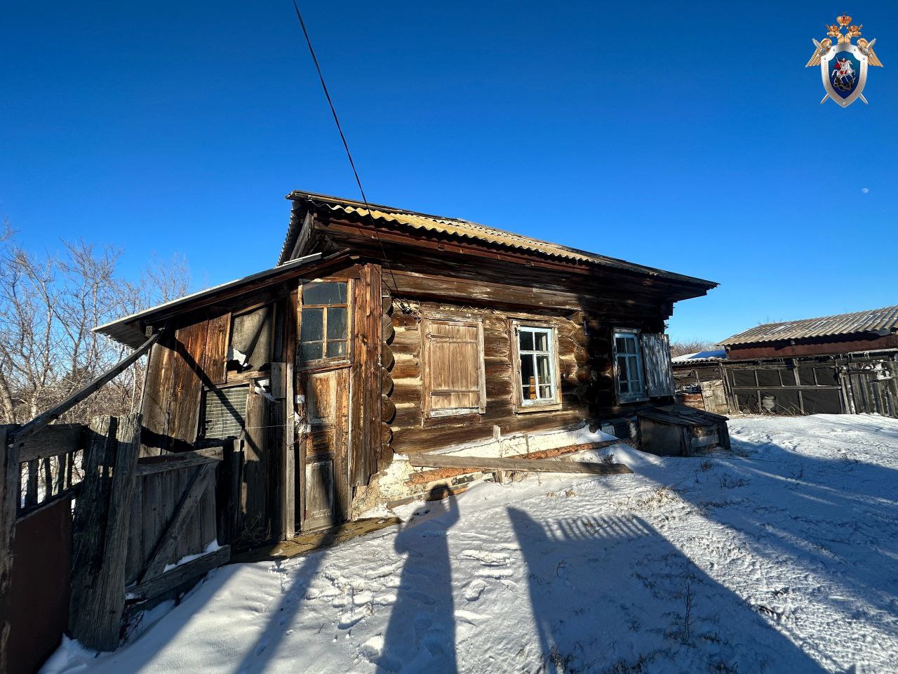 Женщину, оставившую детей в неотапливаемом доме в канун Нового года, в результате чего 2-месячный ребенок погиб, а его 2-летний брат чудом уцелел, будут судить за хищение средств материнского капитала. Она обвиняется в мошенничестве при получении выплат, совершенном группой лиц по предварительному сговору, в крупном размере.  Установлено, что в период с июля по октябрь 2022 года обвиняемая и ее супруг, получившие право на материнский капитал в связи с рождением сына, предоставили в региональное отделение Пенсионного фонда России договор купли-продажи жилого дома и земельного участка, в котором содержались заведомо ложные сведения о фактической стоимости приобретаемых объектов в размере 520 тысяч рублей.  Фактически на приобретение дома и земельного участка пара потратила только 200 тысяч, а оставшиеся средства маткапитала ушли на другие цели, в том числе на приобретение автомобиля.  Уголовное дело в отношении обвиняемой направлено в Горно-Алтайский городской суд для рассмотрения по существу, уголовное дело в отношении ее супруга приостановлено, отмечает СУСК по Республике Алтай.  Преступление было выявлено в ходе расследования другого уголовного дела в отношении женщины, которая обвинялась в оставлении без помощи, в опасном для жизни и здоровья состоянии двух малолетних детей и ненадлежащем исполнении обязанностей по воспитанию несовершеннолетнего, соединенном с жестоким обращением. По этому уголовному делу женщину приговорили к исправительным работам на срок 1 год 1 месяц.  На фото: приобретенный супругами дом