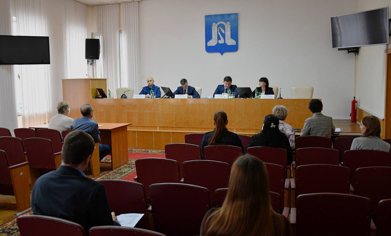 По инициативе прокуратуры г Горячий Ключ совместно с налоговым органом и органом местного самоуправления проведено заседание межведомственной комиссии по вопросам активизации поступления налоговых платежей в бюджет Заместителем прокурора города Горячий Ключ совместно с главой администрации г Горячий Ключ начальником МИФНС 6 по Краснодарскому краю иными заинтересованными должностными лицами проведено заседание межведомственной комиссии по вопросам поступления налоговых платежей с бюджеты всех уровней на которое приглашены и заслушаны руководители юридических лиц индивидуальные предприниматели а также физические лица у которых образовалась значительная задолженность по уплате налоговых платежей в бюджеты всех уровней По результатам заседания выработан план мероприятий направленных на уплату должниками налогов подлежащих выполнению в установленные сроки В рамках подготовки и проведения заседания комиссии налогоплательщиками погашена задолженность по различным налоговым платежам в размере более 50 миллионов рублей Работа в данном направлении продолжается