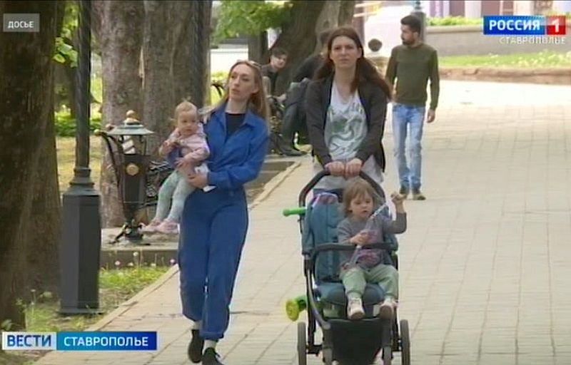 Ставропольским родителям выплачивают остаток материнского капитала  С сентября прошлого года 3 тысячи семей ставропольцев получили остаток материнского капитала до 10 тысяч рублей в виде единовременной выплаты. Об этом сообщили в краевом отделении Социального фонда России.  Остаток материнского капитала — это сумма, которая сохранилась на счету после того, как большую часть денег -уже потратили на улучшение жилья, покупку товаров или же образование детей.  Выплата составляет фактический остаток, но не больше 10 тысяч рублей. Для того, чтобы его получить, родителям нужно подать заявление онлайн на портале Госуслуг или же лично через МФЦ или отделение Соцфонда. Там же можно узнать и точную сумму остатка.  На все оставшиеся вопросы ответят по телефону контакт-центра Соцфонда России: 8  800  100-00-01, или  в соцсетях краевого отделения организации в Телеграм, Вконтакте и Одноклассниках.