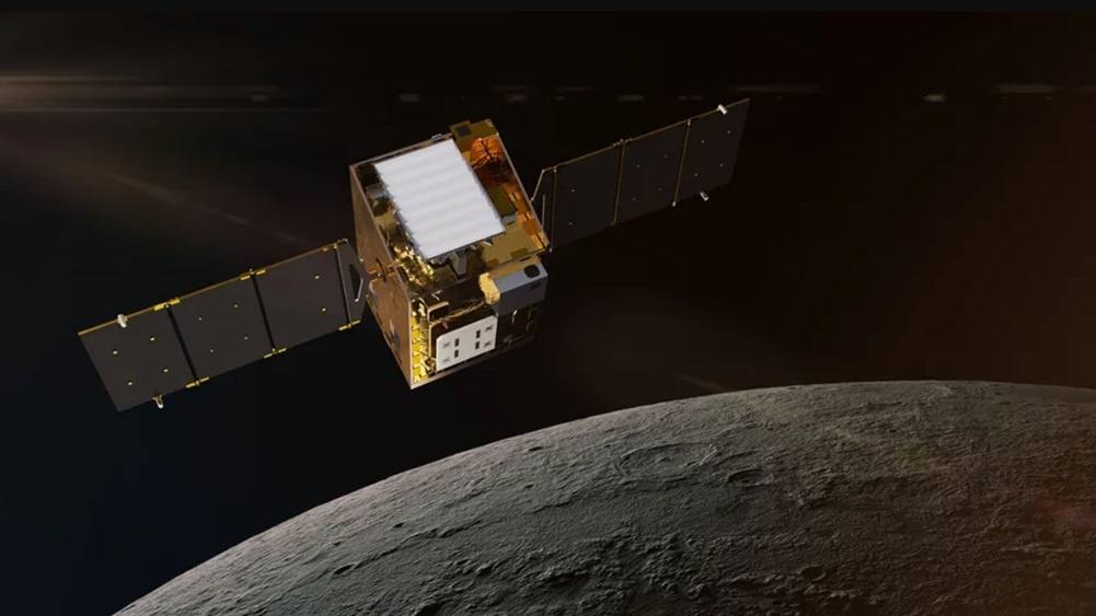 НАСА пытается «оживить» лунный орбитальный аппарат Lunar Trailblazer. Аппарат перестал подавать признаки жизни практически сразу после старта, однако есть надежда вновь наладить связь с ним. Спутник Lunar Trailblazer был выведен на орбиту ракетой SpaceX Falcon 9 26 февраля этого года. Через сутки после запуска зонд весом 200 кг «замолчал». Специалисты миссии установили, что аппарат испытывает сложности с зарядкой аккумуляторов из-за своего вращения, препятствующего нормальному сбору солнечной энергии. Несмотря на серьезные технические неполадки у Lunar Trailblazer, НАСА продолжает работать над восстановлением контактa с аппаратом. Попытки будут продолжать еще полтора месяца.