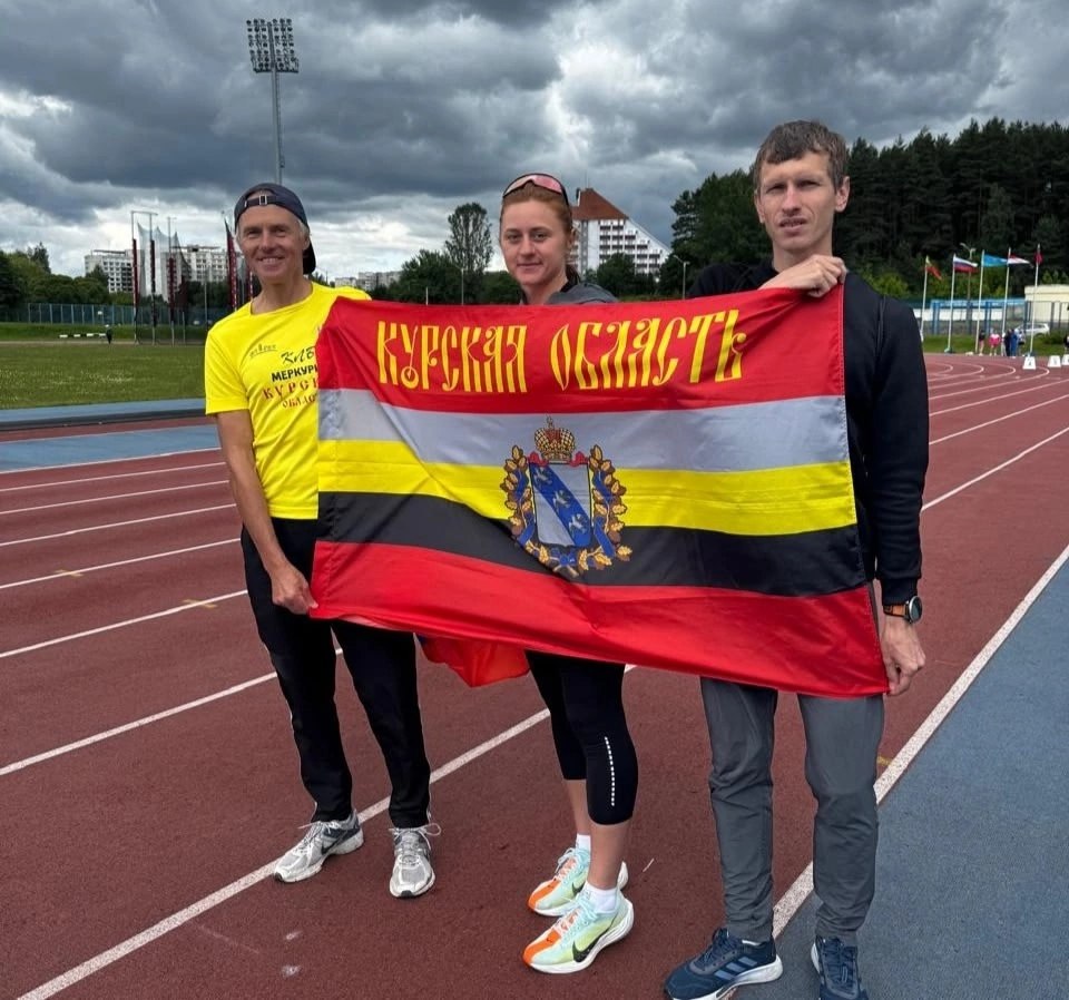 Курские спортсмены стали призёрами легкоатлетического чемпионата в Минске  Курские легкоатлеты успешно выступили на Открытом чемпионате Республики Беларусь среди ветеранов.  В возрастной группе 35-39 лет Денис Ермаков из Железногорска завоевал золотую медаль на дистанции 10 км и серебро на дистанции 5 км. В категории 55-59 лет лучшим на 10-километровой дистанции стал Игорь Тяжкороб. Алина Шуклина из Курчатова завоевала серебряную награду в беге на 10 км среди женщин 35-39 лет.  Курская Telega / Прислать новость