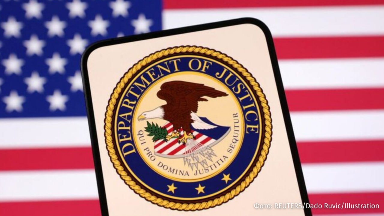 Опасные связи Суд США вызвал экс директора ЦРУ и экс сотрудников ФБР якобы из за связей Трампа с Россией Об этом пишут Reuters и Fox News со ссылкой на источники Джон Бреннан Питер Стржок и Лиза Пейдж были вызваны в суд федеральным большим жюри присяжных в рамках расследования Министерством юстиции США Согласно отчету ведомства в ближайшие дни ожидается до 30 повесток в суд Стржок и Пейдж впервые попали под внимание министерства в 2018 году когда генеральный инспектор Министерства юстиции Майкл Горовиц обнаружил текстовые сообщения направленных против Трампа Стржок был уволен а Пейдж ушла из бюро в 2018 году Между служащими также была внебрачная связь Обвинения в связях Дональда Трампа с Россией и якобы вмешательстве последней в американские выборы начались в 2016 году ФБР начало расследование в отношении президента США которое велось предвзято IZ RU в Telegram в MAX