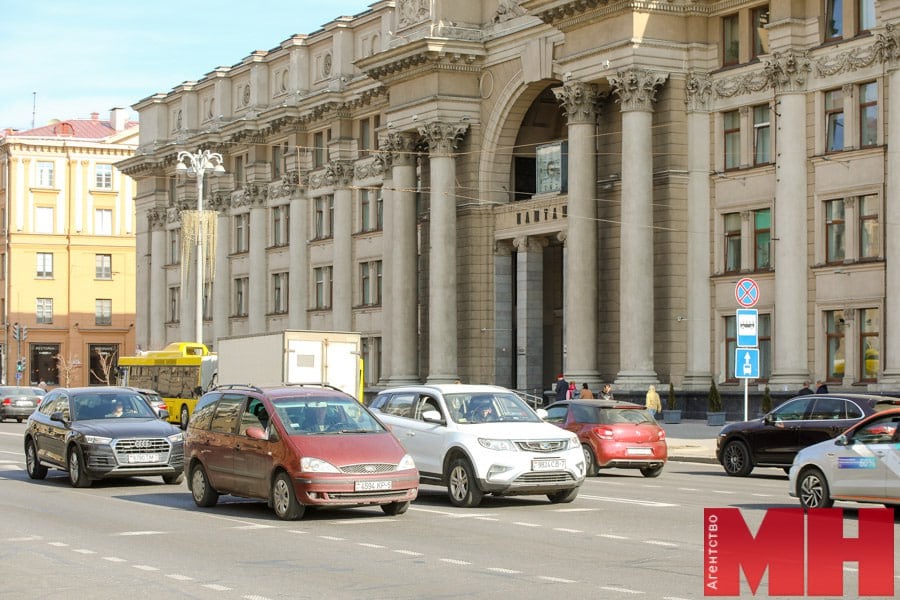 На территории Беларуси будет действовать российская автостраховка ОСАГО.  Это позволит водителям обеих стран свободно перемещаться по территории Союзного государства.  Суть закона заключается в том, что водитель, оформляя полис обязательного страхования автогражданской ответственности в России, сможет включить в него дополнительное соглашение на распространение его действия в Беларуси. Аналогичный принцип будет доступен и для белорусов. Закон вступит в силу с 1 января 2025 года.  «Минск-Новости» MINSKNEWS.BY Telegram Viber FB  VK Inst TikTok  YouTube