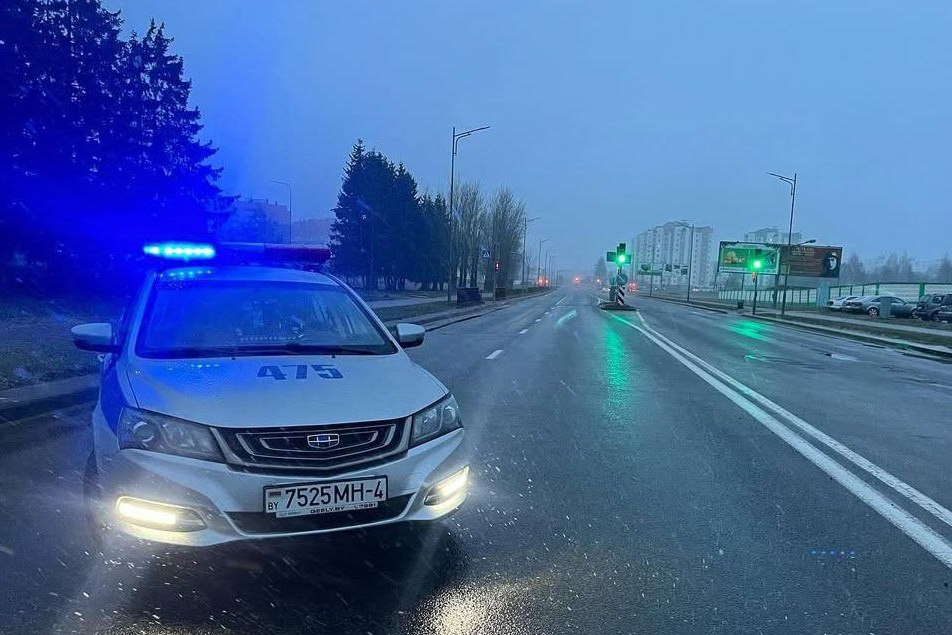 Внимание ухудшение погодных условий дорожная безопасность По информации Белгидромета на субботу в республике объявлен оранжевый уровень опасности из за гололедицы Уже сегодня вечером дожди и плюсовая температура сменятся заморозками Напоминаем эксплуатация автомобиля не оборудованного зимними шинами или с износом протектора выше предельно допустимого категорически запрещена Водителям необходимо двигаться с безопасной скоростью соответствующей дорожным условиям на конкретном участке маршрута и помнить что состояние покрытия может резко меняться Особо осторожными следует быть и заранее замедляться в местах где из за частых торможений наледь образовывается в первую очередь перед пешеходными переходами искусственными неровностями остановками общественного транспорта ж д переездами и т д Пешеходам необходимо понимать что автомобиль невозможно остановить мгновенно тем более на мокром и скользком покрытии В таких погодных условиях рекомендуется держаться подальше от проезжей части в том числе в ожидании ее пересечения Переходить дорогу следует только в разрешенных местах и лишь убедившись что вас пропускают В условиях недостаточной видимости рекомендуется носить яркую одежду а в темное время суток обязательно пользоваться световозвращающими элементами Всем участникам дорожного движения не допускать беспечности и ошибок на дороге быть предсказуемыми для других и заранее прогнозировать действия окружающих pressmvd