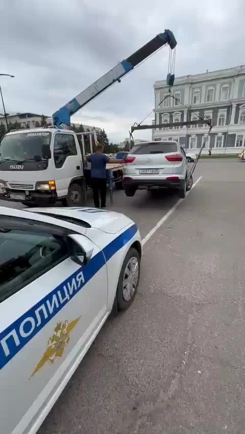 Эвакуация автомобилей за нарушение правил стоянки: Москва и Благовещенск принимают меры