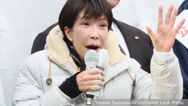 Коалиция премьер министра Японии Санаэ Такаити первой женщины лидерв в стране которая по ее словам вдохновляется британской железной леди Маргарет Тэтчер обеспечила своей Либерально демократической партии 328 из 465 мест в нижней палате парламента передает Reuters Либерально демократическая партия преодолела необходимый барьер в 233 места менее чем через два часа после закрытия избирательных участков Вместе с партнером по коалиции Японской инновационной партией известной как Исин Такаити имеет подавляющее большинство в две трети мест Это облегчает реализацию ее законодательной программы поскольку теперь она может преодолевать сопротивление верхней палаты Эти выборы повлекли за собой серьезные изменения в политике в частности значительные изменения в экономической и фискальной политике а также усиление политики безопасности Эти политические решения вызвали сильное сопротивление Но если мы получили поддержку общественности то мы действительно должны бороться с этими проблемами всеми силами заявила Такаити в телеинтервью   Telegram MAX Читать эксклюзив