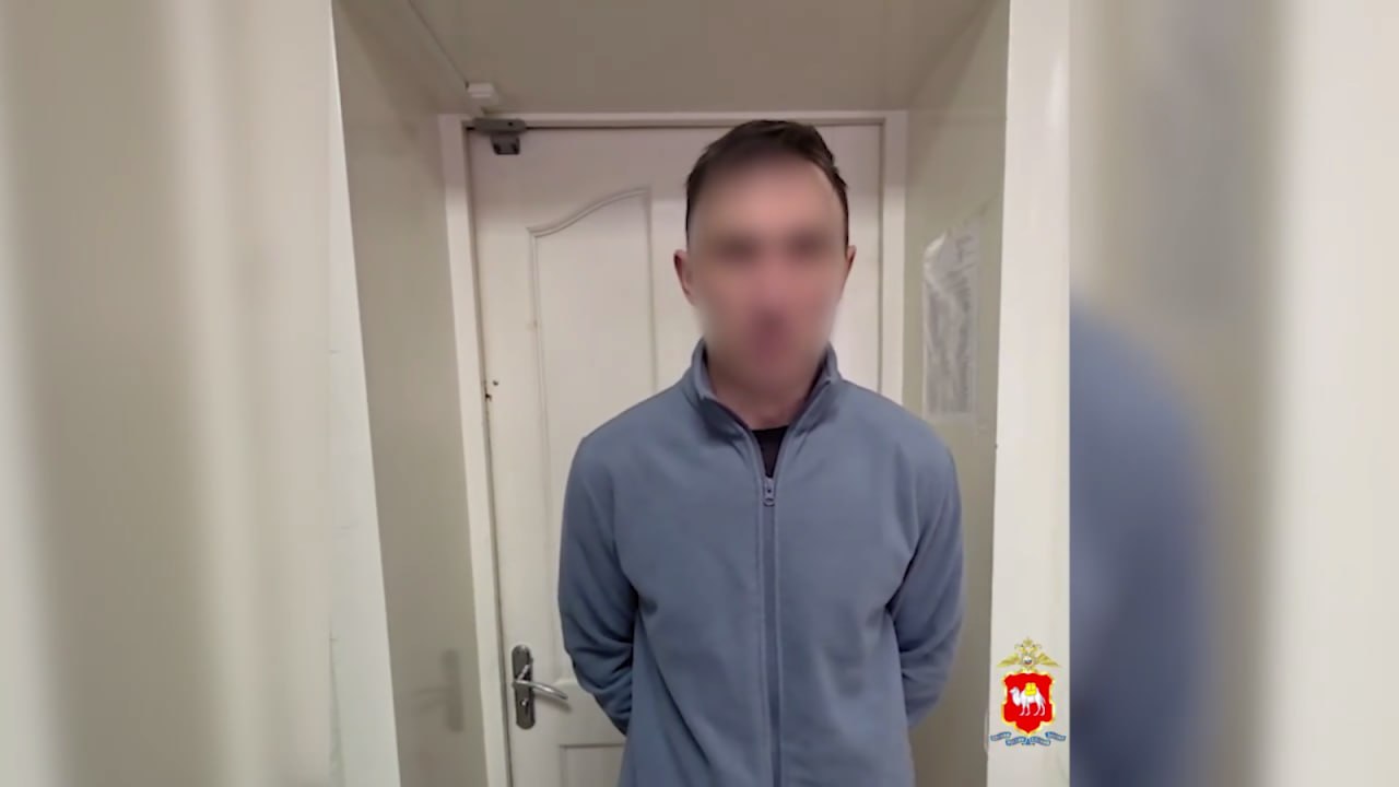 Челябинец у себя в ванной организовал узел связи для телефонных мошенников В Челябинске сотрудниками полиции задержан 31 летний житель подозреваемый в пособничестве телефонным мошенникам Мужчина установил в ванной комнате своей квартиры два GSM шлюза и роутер полученные от анонимных работодателей через курьерскую доставку Оборудование использовалось для массовых звонков гражданам России от имени лже сотрудников банков и правоохранительных органов Как минимум один потерпевший из Липецкой области перевел мошенникам 70 тысяч рублей поверив в необходимость перевода средств на безопасный счет Уголовное дело возбуждено по факту мошенничества Задержанному избрана мера пресечения в виде подписки о невыезде Полиция напоминает что подобные вакансии часто предлагаются в интернете и являются частью схемы организованной преступности Установка и обслуживание оборудования для мошеннических звонков влечет уголовную ответственность eugenejut