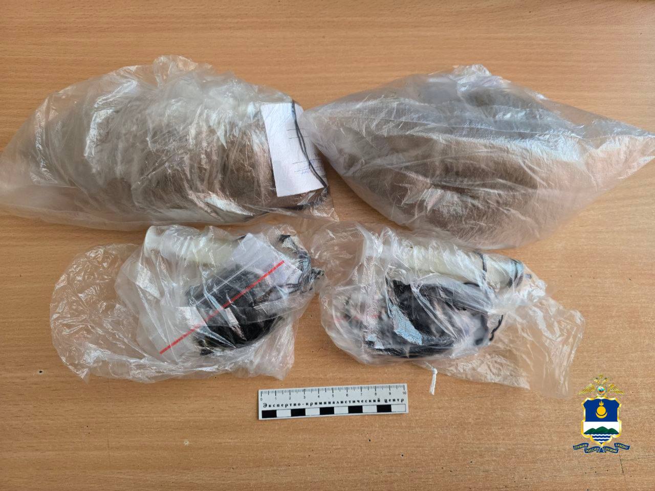 В Тарбагатайском районе полицейские задержали жителя г Улан Удэ с наркотиками В ходе оперативно розыскных мероприятий сотрудники отдела по контролю за оборотом наркотиков ОМВД России по Тарбагатайскому району совместно с Госавтоинспекцией остановили автомобиль под управлением 39 летнего жителя г Улан Удэ При досмотре транспортного средства правоохранители обнаружили и изъяли два полимерных пакета с веществом растительного происхождения имеющим характерный запах дикорастущей конопли По результатам экспертизы установлено что изъятые вещества являются гашиш массой более 253 граммов и гашишное масло массой около 33 граммов Задержанный пояснил что наркотические средства предназначались для личного употребления Отмечается что мужчина не работает и ранее привлекался к уголовной ответственности за преступления против жизни и здоровья а также имущественные преступления В отношении подозреваемого избрана мера пресечения в виде заключения под стражу По данному факту возбуждено уголовное дело по признакам преступления предусмотренного ч 2 ст 228 Уголовного кодекса Российской Федерации Полиция Бурятии напоминает что если вам известно о фактах наркопреступлений лицах употребляющих или распространяющих наркотики местах продажи или наркопритонах о них необходимо сообщать в ближайший территориальный орган внутренних дел либо по телефону 102 Информация принимается в том числе анонимно МВДРоссии МВДБурятии ПолицияБурятии Задержание