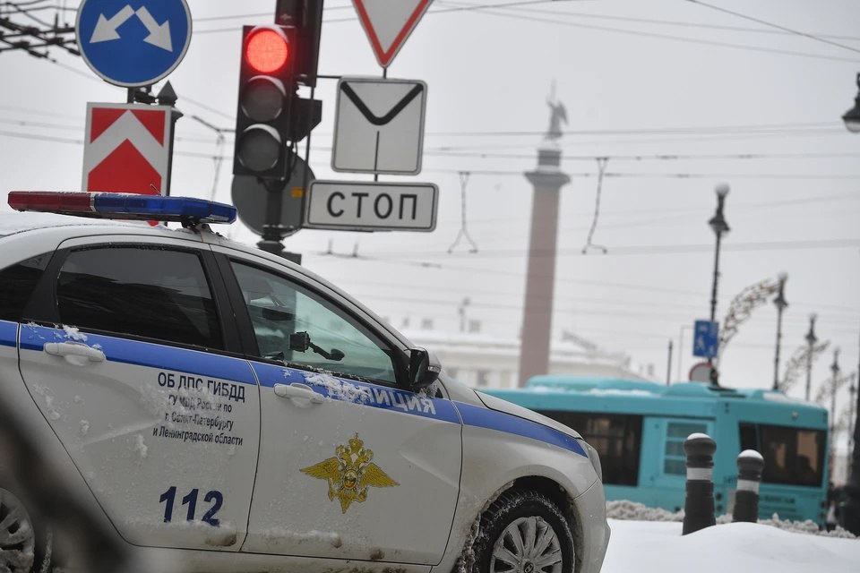 Кража на миллион в Кировском районе Петербурга В Кировском районе Петербурга разыскиваются воры похитившие драгоценности из ювелирного салона на проспекте Стачек По данным полиции 22 февраля злоумышленники открыли витрину магазина и похитили украшения на сумму 1 100 000 рублей Уголовное дело по статье Кража в особо крупном размере уже возбуждено полиция активно ищет подозреваемых Какие именно украшения были похищены пока остается загадкой Петербург Кража Ювелирка Правопорядок Piter News 24 Подписаться