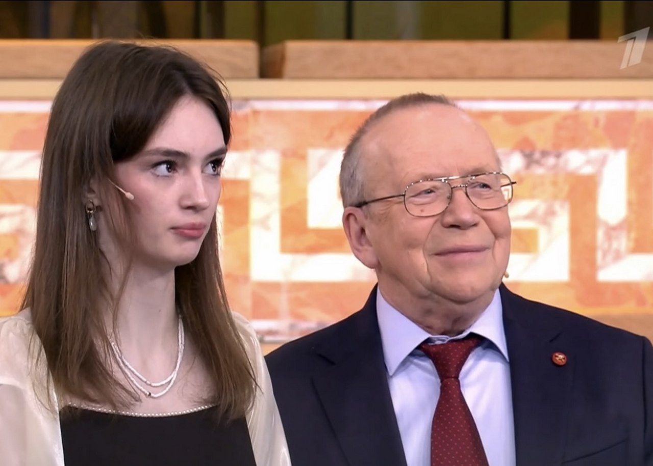 Школьница из Первоуральска выиграла в телеолимпиаде «Умницы и умники» на Первом канале В эфире Первого канала вышел финал 33 сезона всероссийской гуманитарной олимпиады «Умницы и умники». В числе 12 победителей – выпускница первоуральского лицея № 21 Мария Мальцева. На известную передачу она прошла по итогам регионального отбора в Свердловской области в прошлом году. Ранее глава региона Денис Паслер в своих социальных сетях поздравил ребят, которые стали лучшими на региональном этапе. «Ощущения от победы были настолько яркими, насколько они в целом могут быть. Съёмки финальных игр проходили в конце марта, и выходит, что с момента, как я одержала победу, до выхода финала в эфир Первого канала прошло больше двух месяцев. На протяжении всего времени, конечно же, пришлось скрывать результаты, чтобы сохранялась интрига. В некоторые моменты очень приятно было ощущать, что у меня есть грандиозная тайна, которой я по-настоящему горжусь», - поделилась Мария Мальцева. Тема финала — «Великие защитники Отечества с древних времён», что особо значимо в Год защитника Отечества и 80-летия Победы. По традиции знания умников проверял автор и бессменный ведущий программы – профессор МГИМО, заведующий кафедрой мировой литературы и культуры факультета международной журналистики Юрий Вяземский. Мария Мальцева успешно справилась со всеми вопросами, получив два ордена и одну медаль. Победители финала прямо в студии стали студентами Московского государственного института международных отношений. Вместе с Марией Мальцевой на съёмках в Москве участвовали ещё трое свердловчан: Ольга Лукьянова из Каменска-Уральского, Анастасия Ярославцева из Екатеринбурга и Никита Сорокин из Буланаша. Как и победительница, они смогут претендовать на стипендию «Эмпатия», если поступят в вуз, и будут получать по 50 тысяч рублей в месяц в течение первого учебного года. Напомним, в прошлом году одним из победителей телевизионной игры тоже стал школьник из Екатеринбурга Кирилл Епишенков, сейчас он студент первого курса факультета «Зарубежное регионоведение», планирует связать свою жизнь с дипломатией или государственной службой.