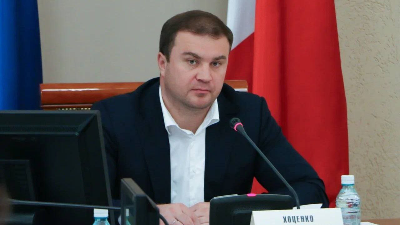 Омский губернатор Хоценко отменил указ о повышении тарифов на отопление  Сегодня, 30 июля, прокуратура Омской области сделала заявление о подаче иска о признании незаконной повышения платы за отопления. После проверки в надзорном ведомстве выяснили, что указ губернатора и приказы РЭК незаконно повлекли за собой увеличение предельного индекса с 16,1 до 39,6.  Установлено, что РЭК Омской области при пересмотре тарифов на тепловую энергию утвердила изменения, внесенные в инвестиционную программу АО «Тепловая компания» без оснований и с нарушением предусмотренных законом сроков. В документ включили мероприятия, которые не обеспечены финансированием: обследование и замену сетей на сумму 200 млн рублей. Эти дополнительные затраты в итоге легли в июльские счета омичей за отопление. В результате с 1 июля выросла плата за отопление.  Глава региона отреагировал на ситуацию. Как уточнила пресс-секретарь губернатора Мина Ахвердиева, накануне Виталий Хоценко поручил подготовить документ, отменяющий Указ.