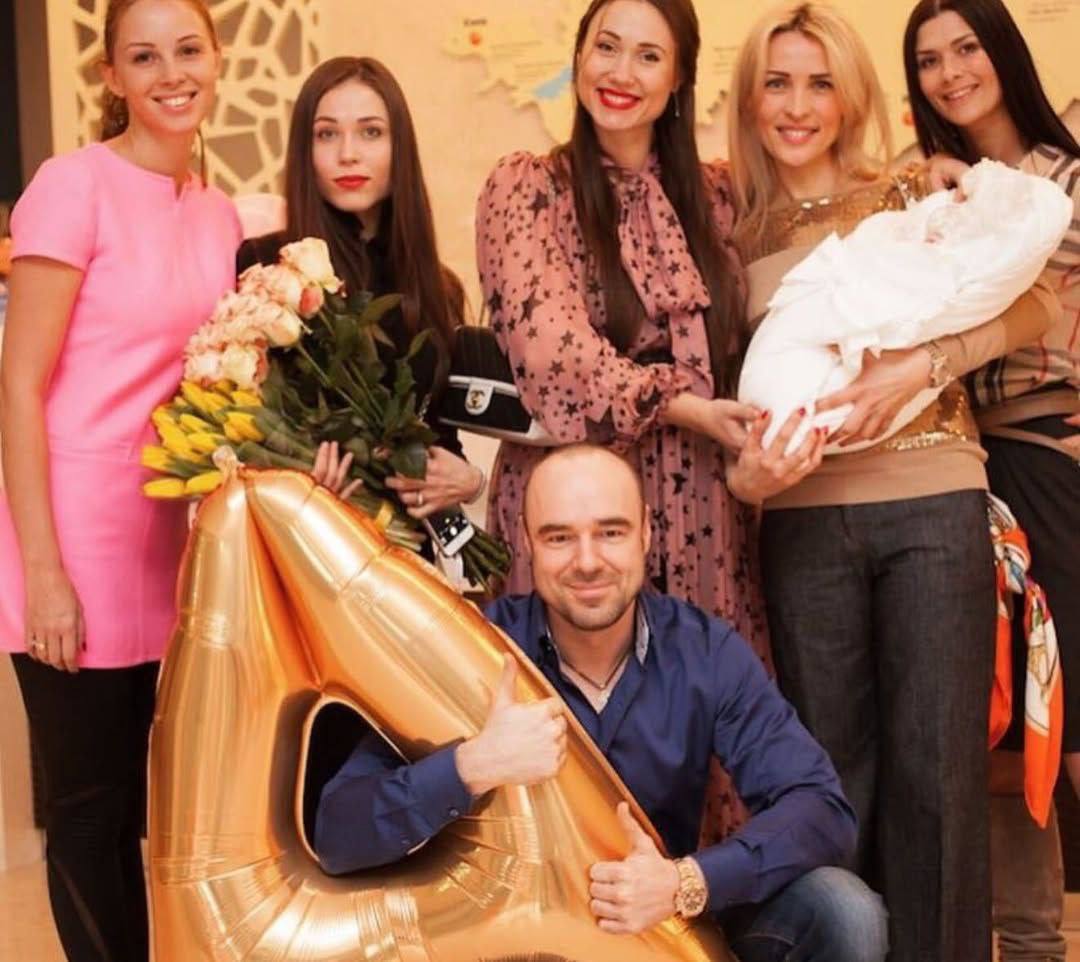 Бывшая жена предполагаемого любовника Полины Дибровой жива — эксклюзив Super. Слухи о разводе 65-летнего телеведущего Дмитрия Диброва с женой ходят давно. Недавно 36-летняя Полина опровергла это в разговоре с Super. Но теперь всплыла новая версия: якобы она увлеклась бизнесменом Романом Товстиком, мужем своей подруги Елены и отцом шестерых детей. Сам Роман подтвердил, что разводится после 22 лет брака, но не назвал причину. Накануне на странице супруги Товстика Елены в запрещённой соцсети был опубликован тревожный пост в виде некролога: кто-то сообщил о её смерти, пожалел детей и попросил Романа забрать тело жены из Италии. Источник Super, близкий к семье, заверил: Елена жива, но переживает тяжёлый эмоциональный кризис. Подписчики MAX узнали эту новость раньше.
