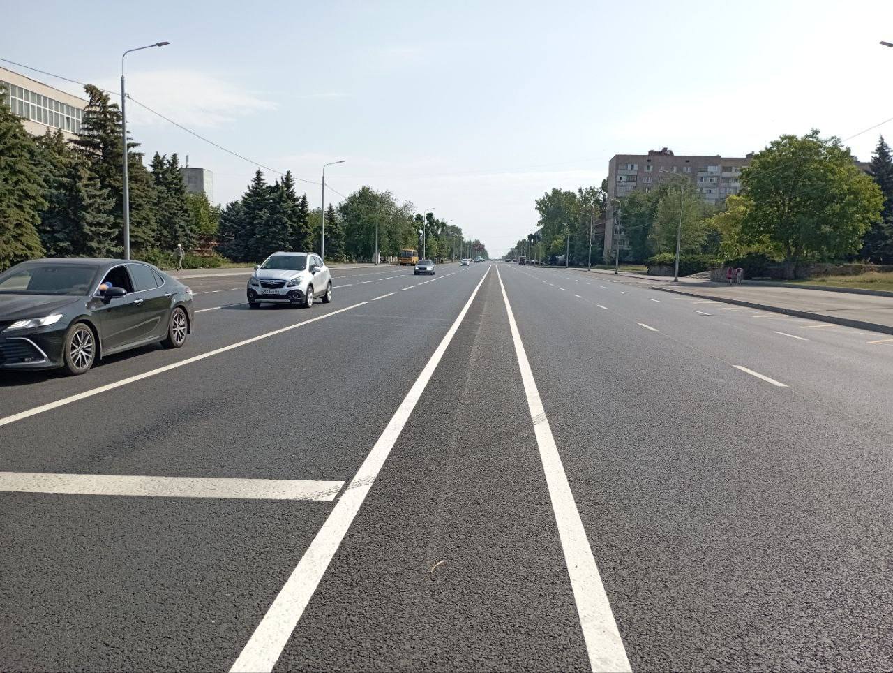  Специалисты из Москвы планируют завершить реконструкцию луганской улицы Ватутина к осени текущего года. Об этом сообщила временно исполняющая полномочия главы города Яна Пащенко. «Специалисты из шефа-региона города Москвы приступили к укладке асфальтного покрытия и обустройству пешеходных дорожек на заключительном участке одной из самых протяженных улиц города Луганска. Работы планируется выполнить к началу осени 2025 года»