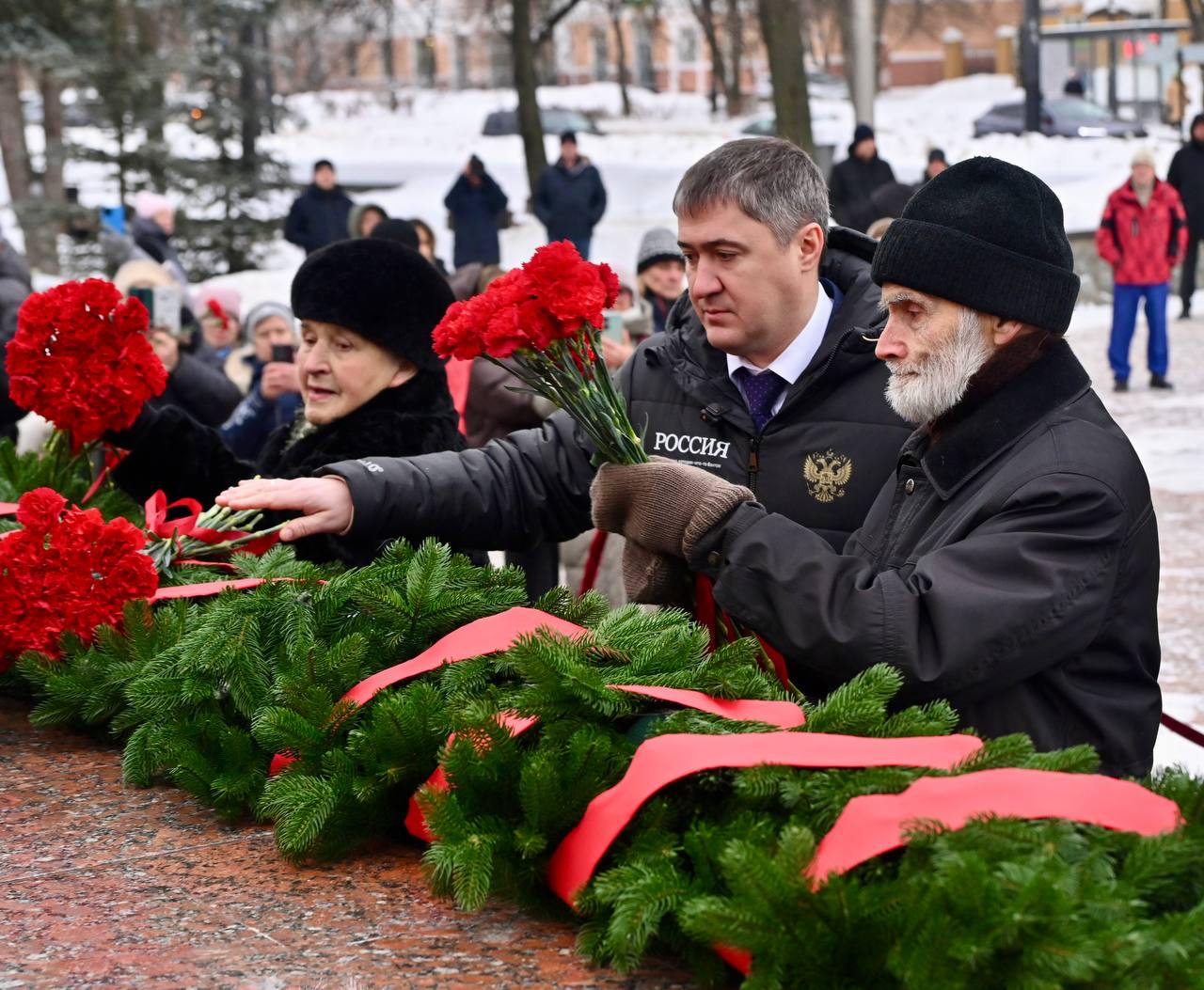 Сегодня в Перми в честь 81-й годовщины снятия блокады Ленинграда возложили цветы к вечному огню  В мероприятии у памятника Уральского добровольческого танкового корпуса приняли участие губернатор Дмитрий Махонин, а также жители блокадного Ленинграда – Нина Тетерина и Леонид Голоднов.  Почтить память также пришли молодежные организации, совет ветеранов, общественные организации, студенческие отряды, курсанты и действующие военные.  Подробнее