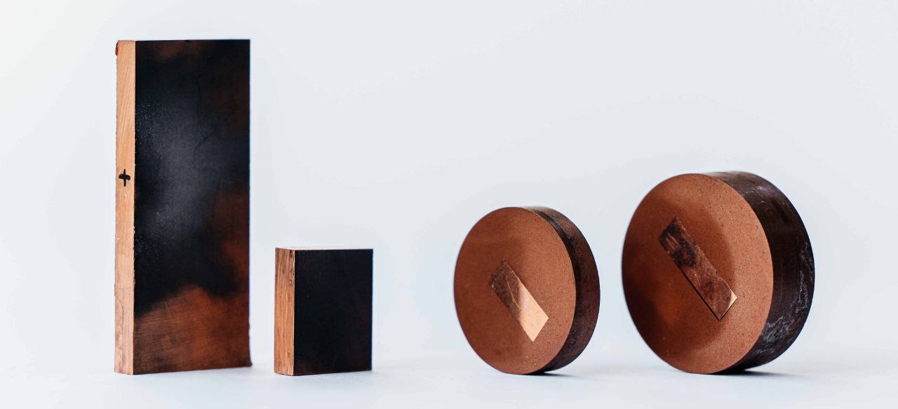 Российские ученые представили новый способ создания перспективных материалов для аэрокосмической отрасли и высокотехнологичных производств Исследователи из Томского политехнического университета совместно с коллегами из Сколтеха и РНИМУ им Н И Пирогова разработали принципиально новый одноэтапный метод получения сверхпрочных керамических покрытий   В чем суть вопроса Речь идет о синтезе так называемых высокоэнтропийных материалов в состав которых входят четыре и более металла карбидов и карбонитридов титана циркония ниобия и др Такие соединения известны своей исключительной твердостью и способностью выдерживать колоссальные температуры но их было крайне сложно получить чистыми и с предсказуемыми свойствами Что сделали ученые Ученые впервые применили метод плазмодинамического синтеза Исходные вещества напыляются на поверхность струей дуговой плазмы с огромной скоростью Это дает революционные преимущества Стабильность покрытие толщиной до 20 мкм получается абсолютно однородным без примесей с заданной кубической кристаллической структурой Твердость 32 35 ГПа это даже выше чем предсказывали теоретические модели для подобных составов Термостойкость материал сохраняет структуру при нагреве до 700 C что критически важно для работы в агрессивных средах Какие перспективы Технология универсальна В будущем с ее помощью можно будет создавать покрытия с заданными свойствами для конкретных задач Защита деталей газовых турбин и авиационных двигателей от износа и коррозии Создание новых компонентов для ракетно космической техники Повышение долговечности оборудования работающего в экстремальных условиях МАХ ВК ДЗЕН