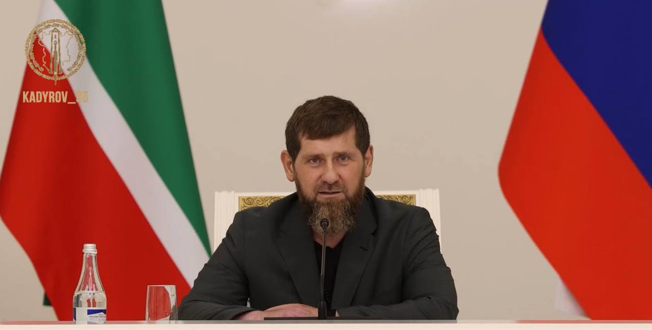 Кадиров зібрав нараду по соціально-економічній ситуації в Чечні і зазначив:  «Ещё раз повторю, чтобы наши враги знали: я здоров. Мне не нужно каждый день проводить совещания – работа налажена и идёт успешно по всем направлениям»