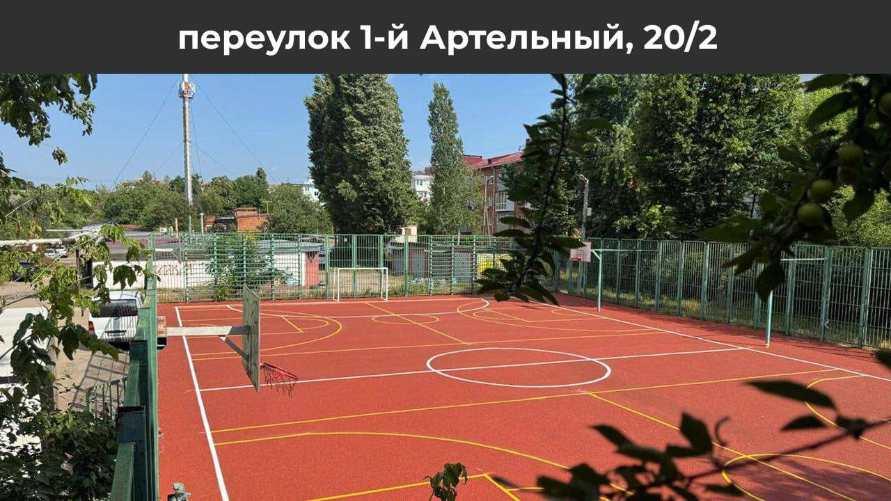 9 спортплощадок отремонтируют в этом году   Для этого из городского бюджета выделили более 27 миллионов рублей.      Специалисты уже обновляют покрытия и ограждения, устанавливают новое оборудование, в том числе футбольные ворота, баскетбольные щиты, турники, стенки и брусья.   ⏺Все эти спортобъекты находятся в разных районах города.  «Также поддерживаем в надлежащем виде существующие площадки, работы провели уже по 38 адресам», — написал Евгений Наумов.     Новости тут   Прислать фото/видео